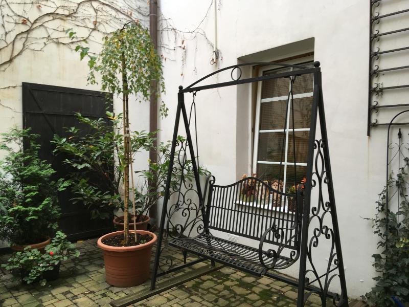 One-Bedroom Apartment with an Extra Bed image 3