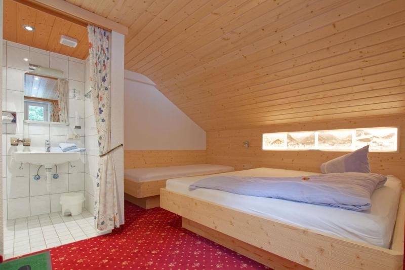 Double Room with Shared Toilet image 3