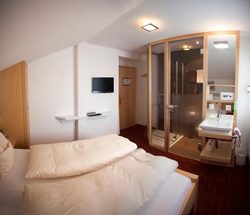 Modern Single Room image 3