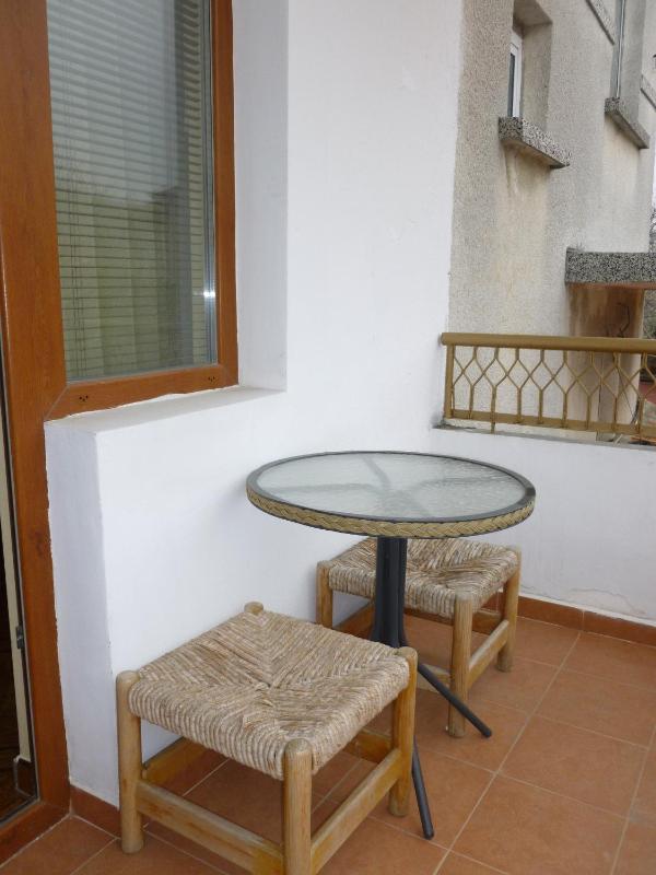 Studio with Balcony image 2