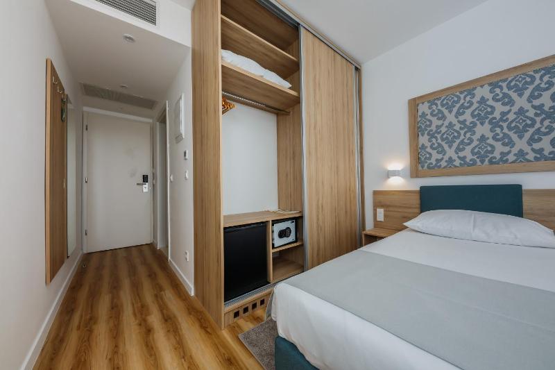 Superior Twin Room image 2