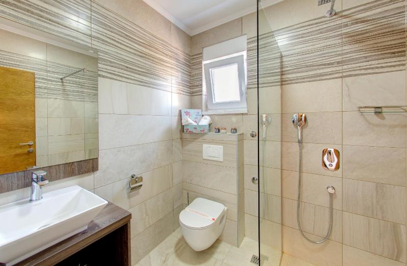 Deluxe Double Room with Balcony image 4