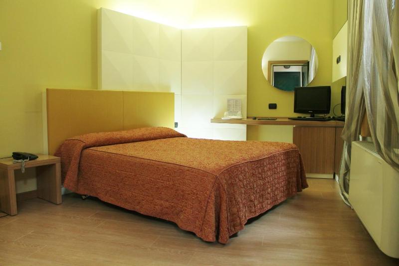 Double Room image 4