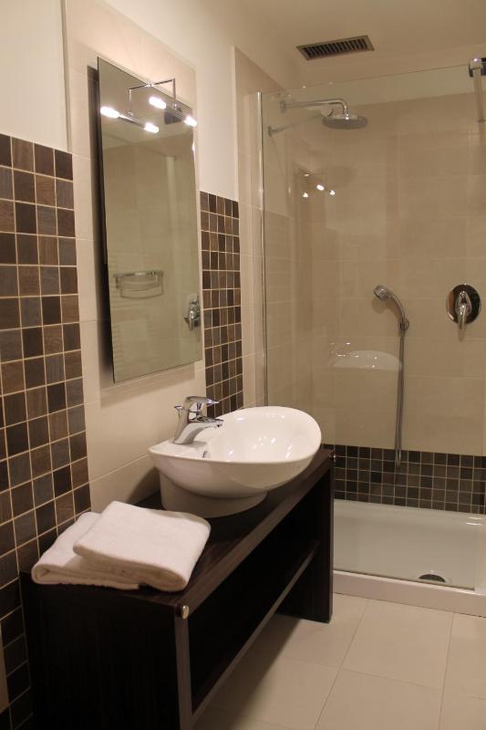 Twin Room image 2