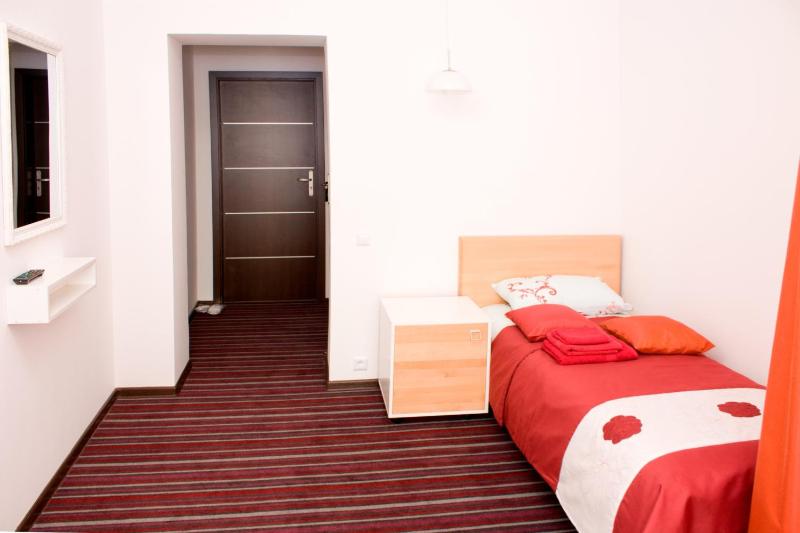 Standard Twin Room image 4