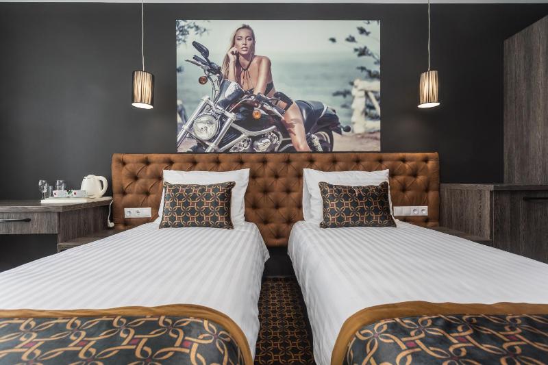 Deluxe Twin Room image 1