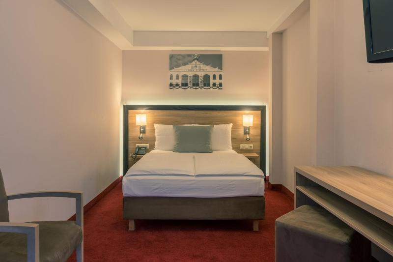 Double Room image 2