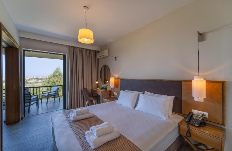 Deluxe Suite with Sea View image 4