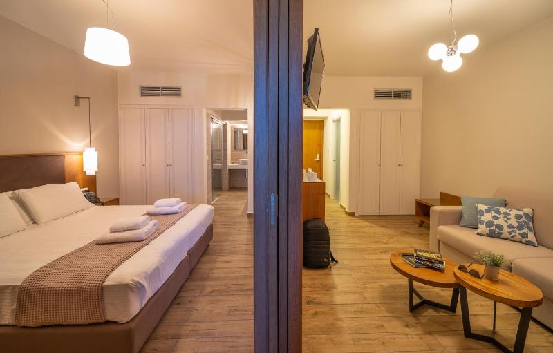 Deluxe Suite with Sea View image 3