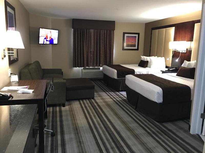 Queen Room with Two Queen Beds and Kitchenette - Non-Smoking image 3