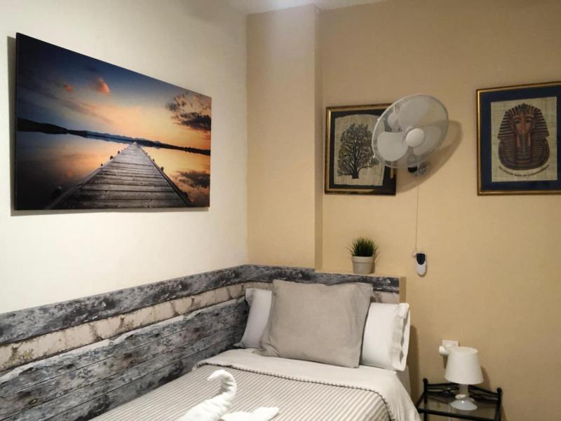 Economy Single Room with Shared Bathroom image 1