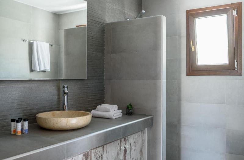 Luxury Quadruple Room image 3