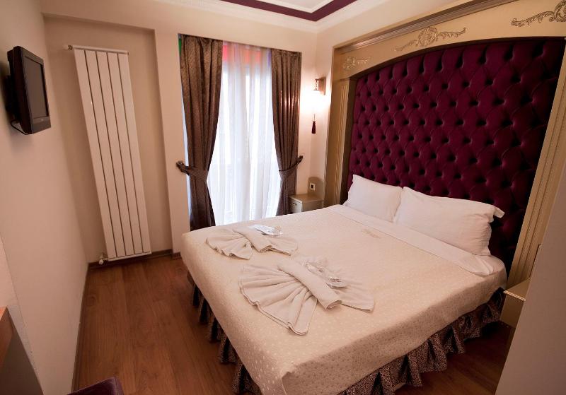 Double Room with Balcony image 3