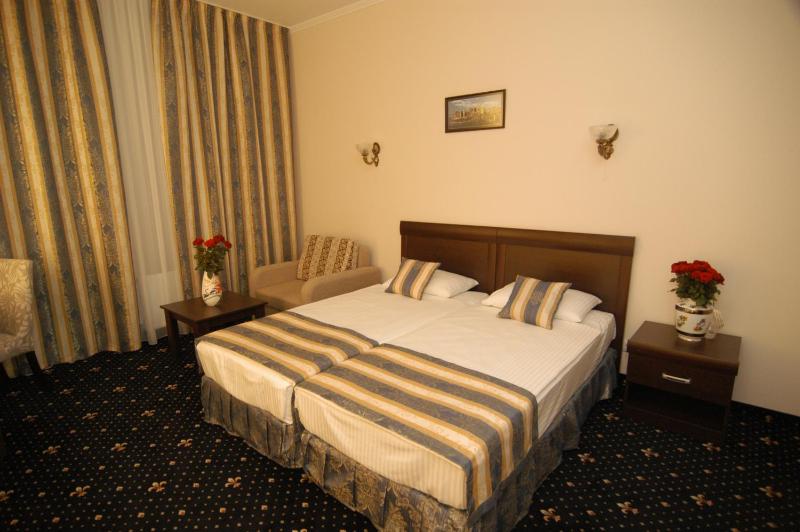 Superior Twin Room image 3