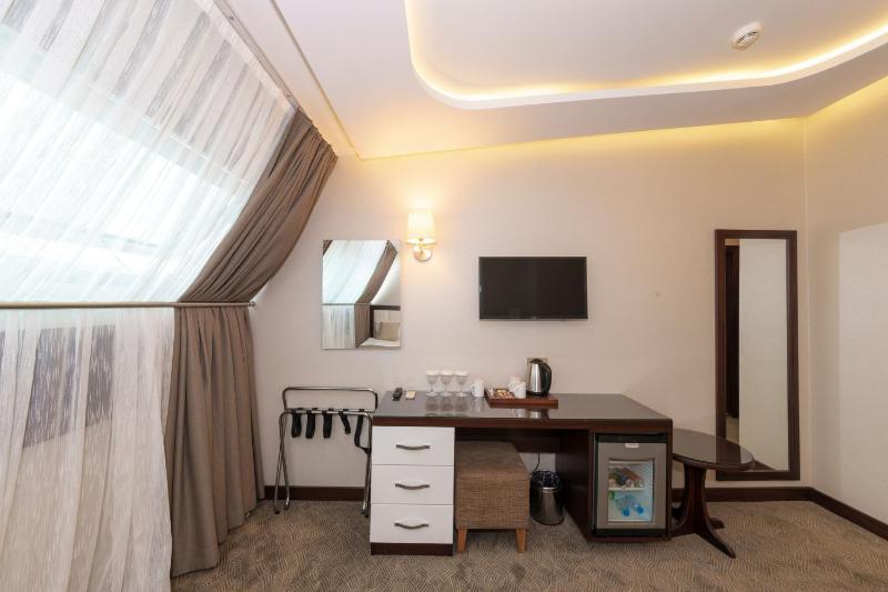Deluxe Room image 3