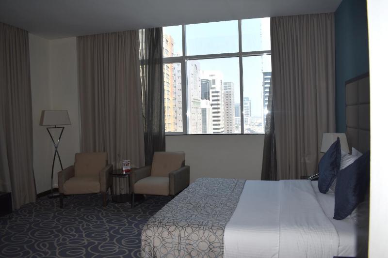 Deluxe King Room with City View image 1