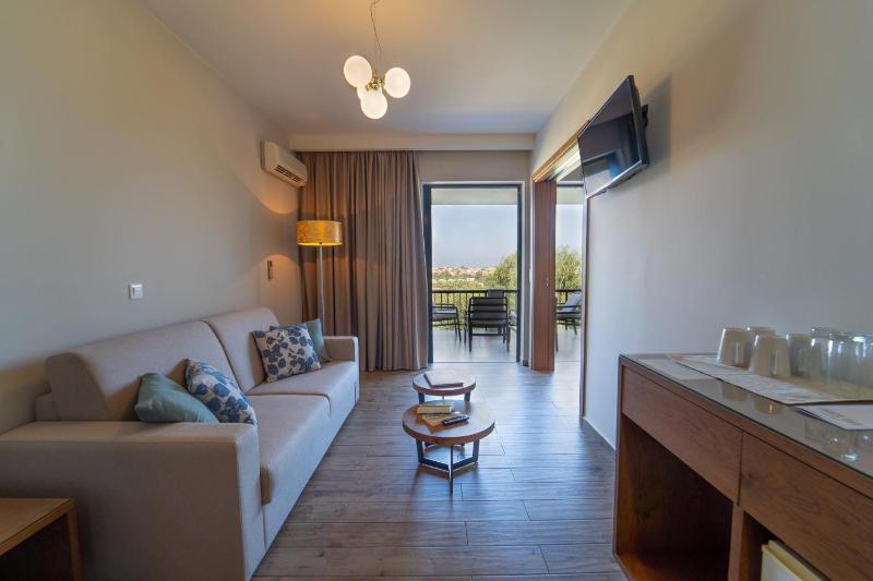 Deluxe Suite with Sea View image 2