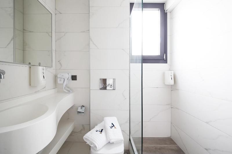 Superior Triple Room image 3