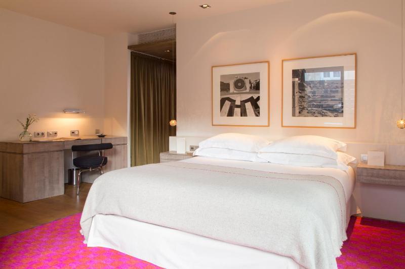 Deluxe Double or Twin Room image 3