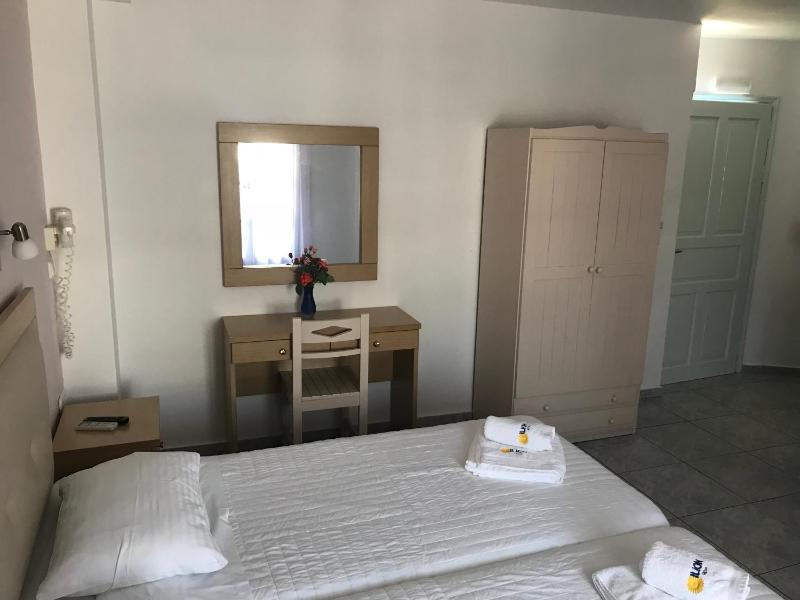 Economy Twin Room image 2