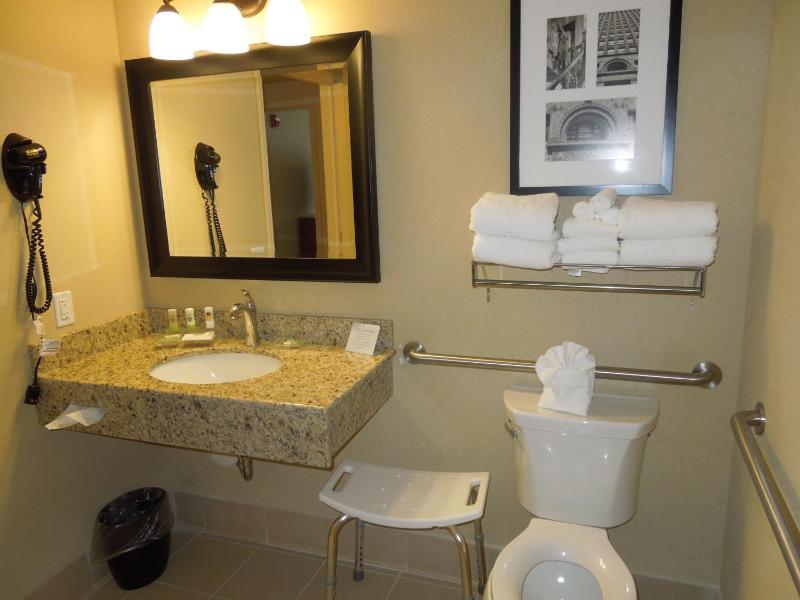 Queen Room with Two Queen Beds - Disability Access image 4