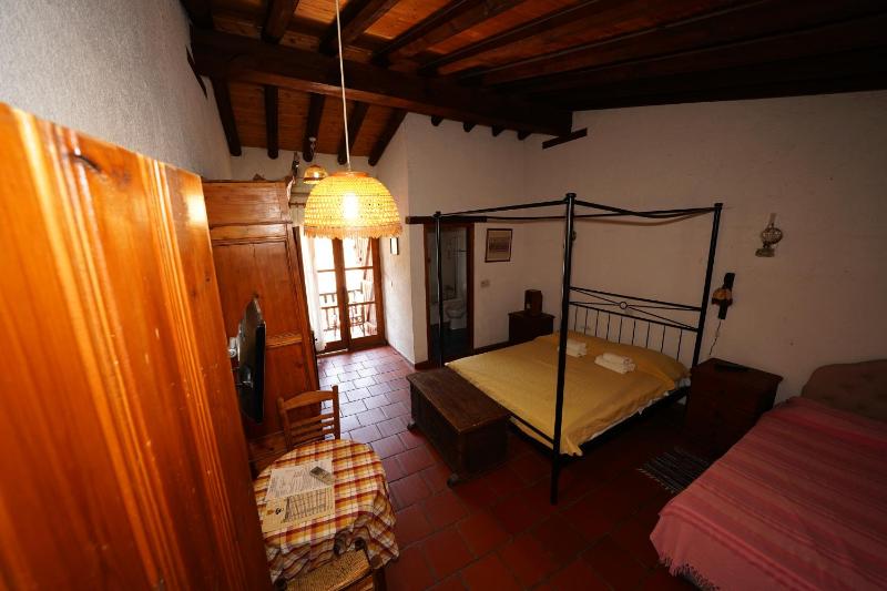 Double room with Single Spa Bath image 2