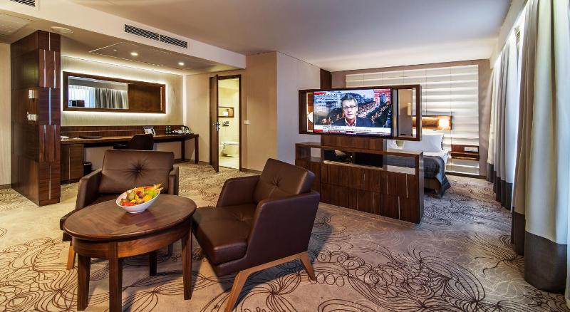 Studio Apartment image 3