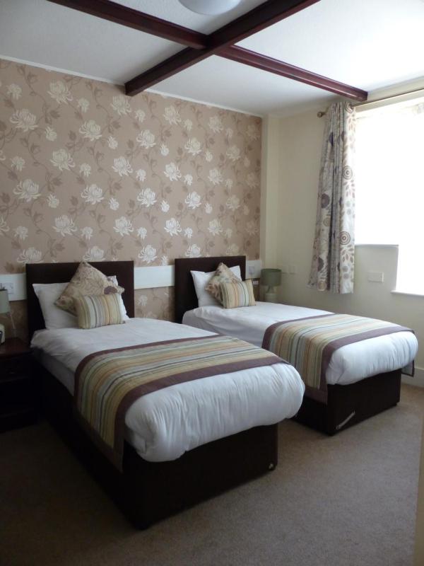 Twin Room image 4