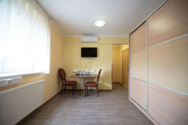 Double Room image 3