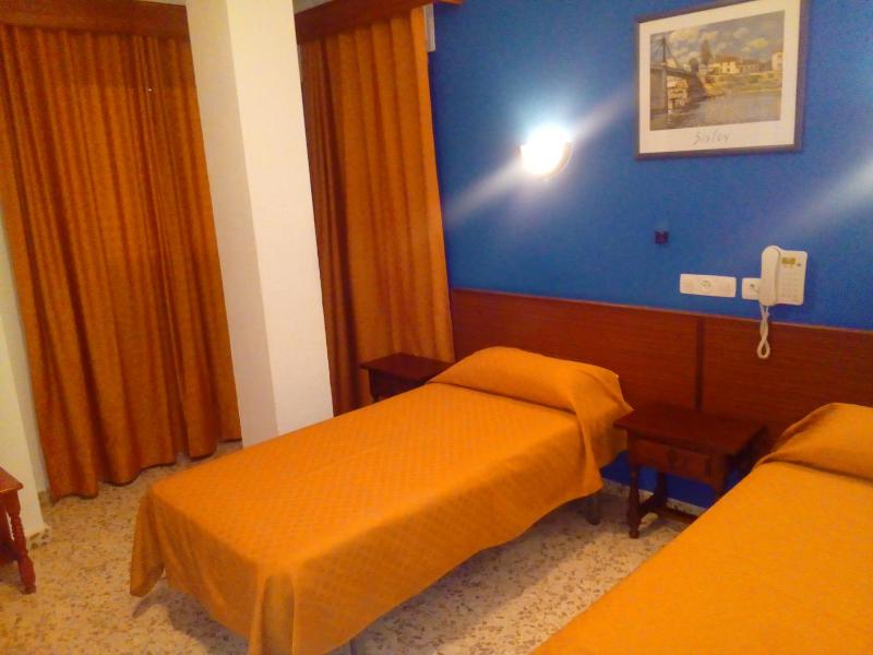 Standard Twin Room image 2