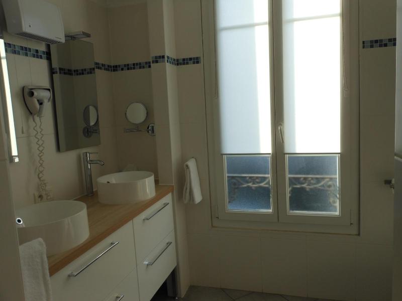 Twin Room with Balcony image 2