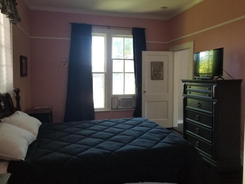 Deluxe Queen Room image 4