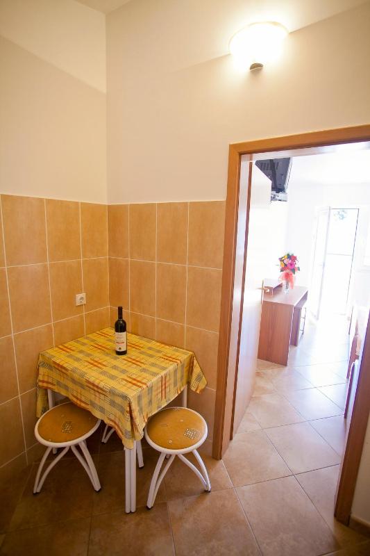 Studio (3 Adults) image 4