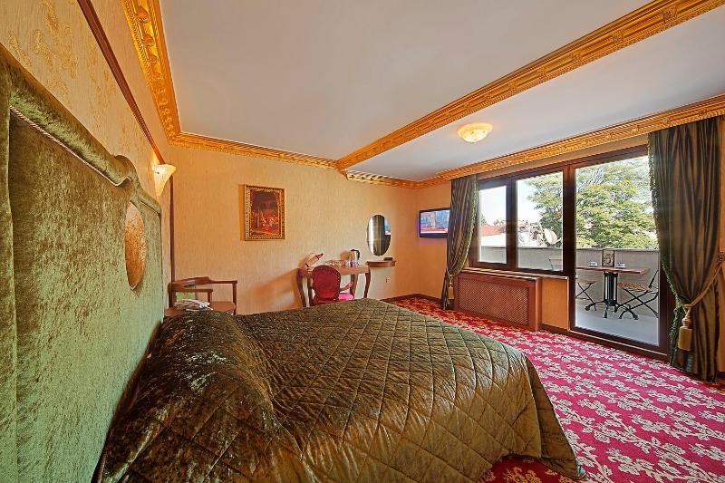 Deluxe Queen Room with Balcony image 3