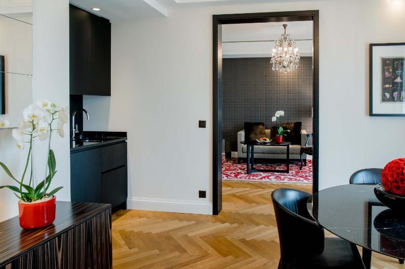 Boutique One Bedroom Suite with Kitchenette image 3