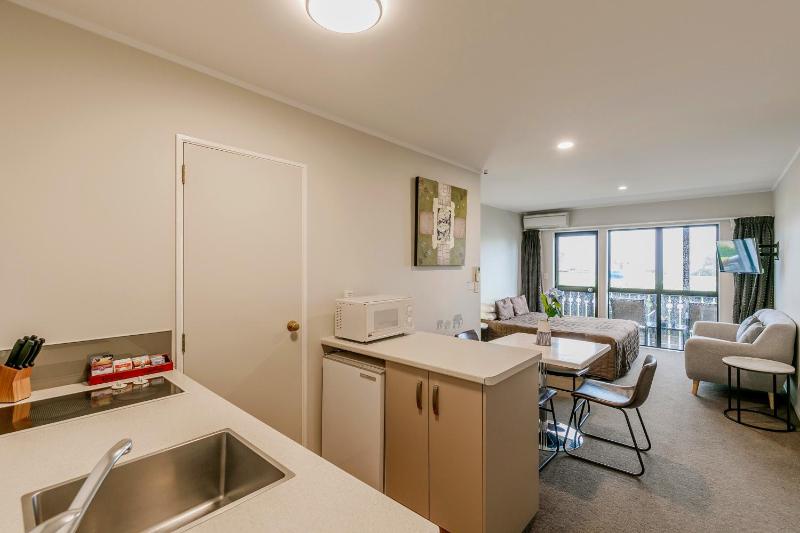 Le Chalet Suisse Motel Taupo - image 47
