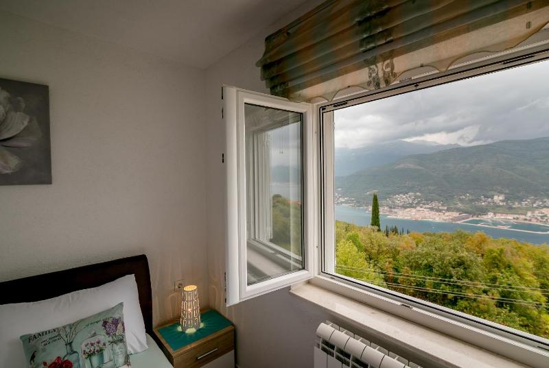 One-Bedroom Apartment image 3