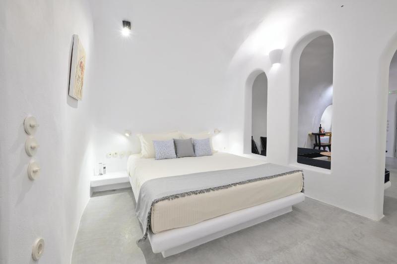Cave Suite Oia - image 31