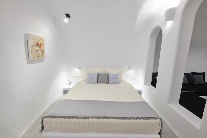 Cave Suite Oia - image 23