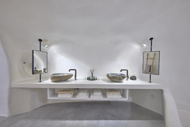 Cave Suite Oia - image 27