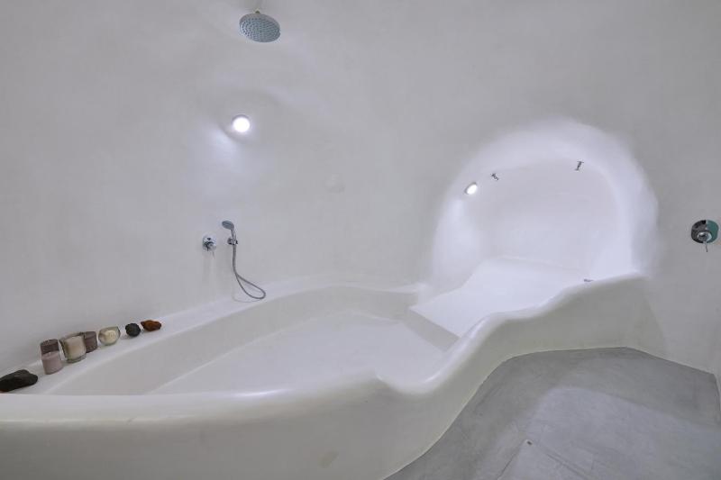 Cave Suite Oia - image 4