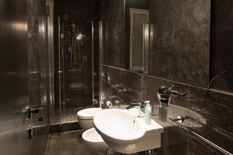 Double Room image 3
