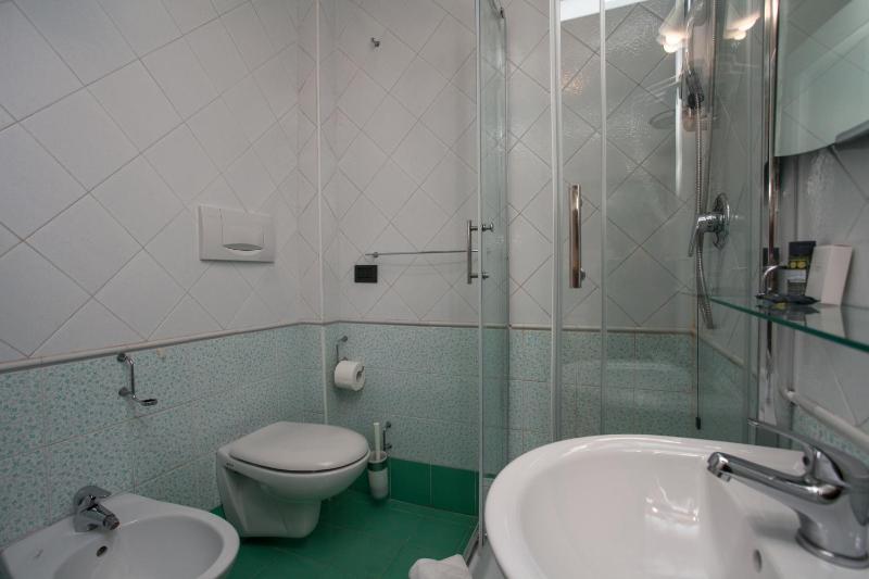 Economy Double Room image 4