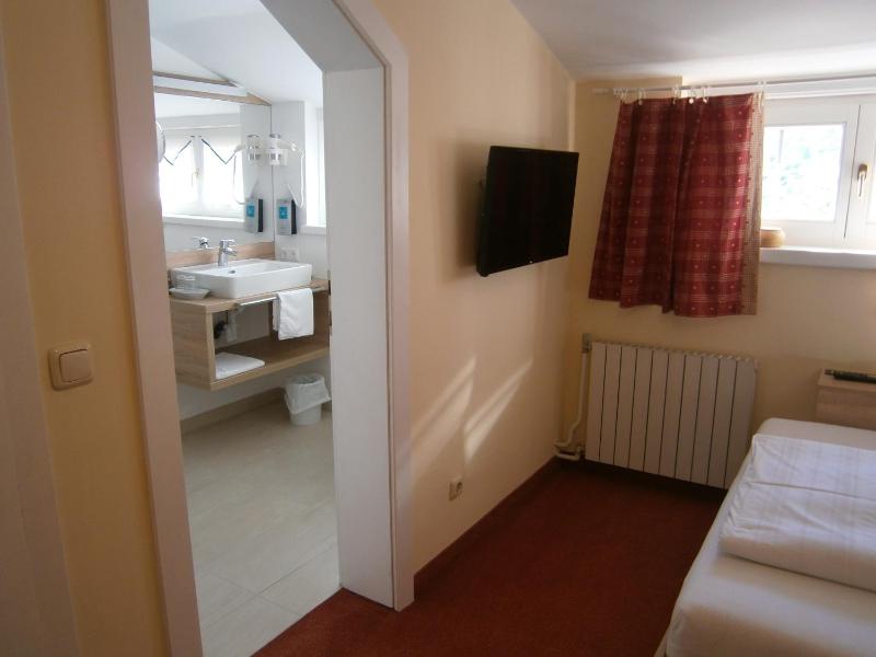 Small Single Room image 3