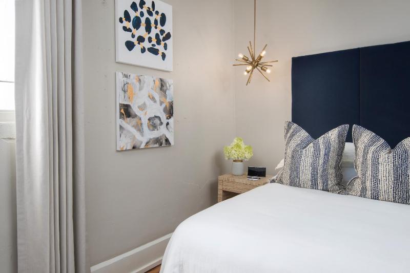 Standard King Room image 4