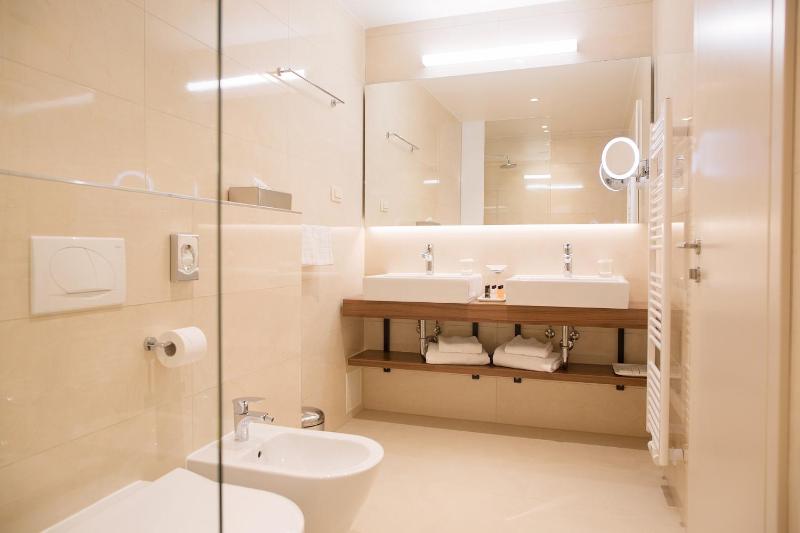 Superior Double Room with Balcony and Sea View image 3