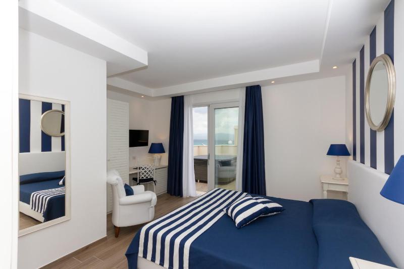Deluxe Double Room with Sea View and Hot Tub image 3