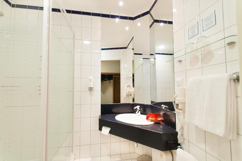 Standard Twin Room image 3