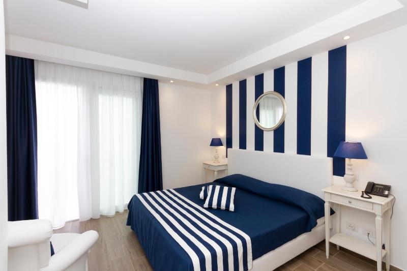 Deluxe Double Room with Sea View and Hot Tub image 4