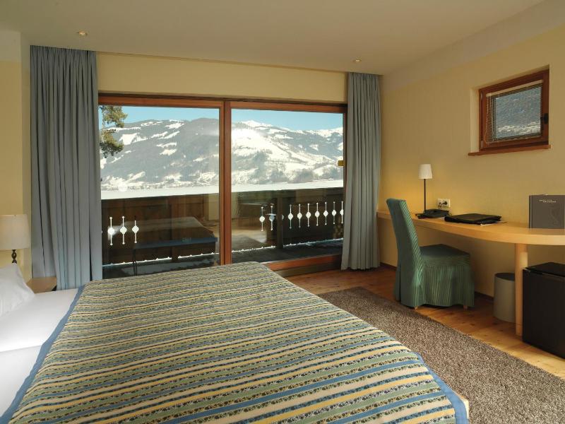 Deluxe Double Room with Lake Access image 4